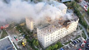 Ataque ruso deja al menos cinco muertos en ciudad ucraniana antes de cita en Washington