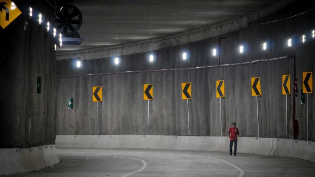 Auto derrapa y casi embiste a reporteros