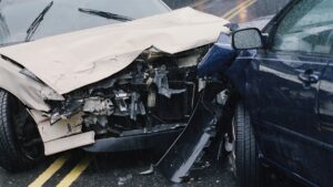 Auto sale proyectado y cae de puente en la autopista México-Puebla