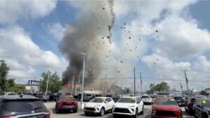 Auto se estrella contra clínica veterinaria y provoca explosión en EE. UU.; video