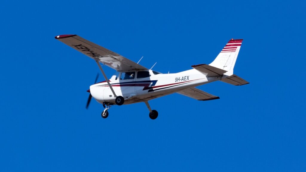 Avioneta aterriza de emergencia en la Maxipista Mazatlán-Culiacán