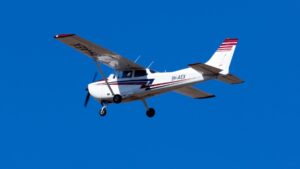 Avioneta aterriza de emergencia en la Maxipista Mazatlán-Culiacán