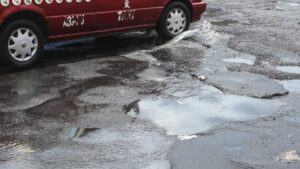 Mega baches en Periférico Norte ponen en riesgo a automovilistas; Edomex solo los parchó