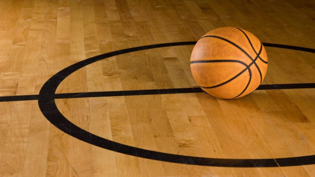 Basquetbolista noquea a su rival en pleno partido