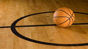 Basquetbolista noquea a su rival en pleno partido