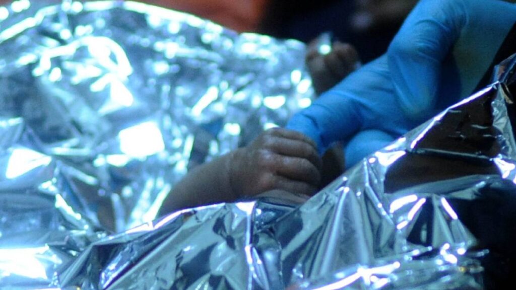 Abandonar a un bebé en México es delito; autoridades investigan y el DIF protege a los menores con atención y adopción.