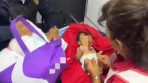 Rescatan a bebé en aparente abandono en la Miguel Hidalgo