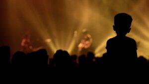 ¿Maluma tenía razón? Pediatras advierten sobre peligros de exponer a bebés y niños en conciertos