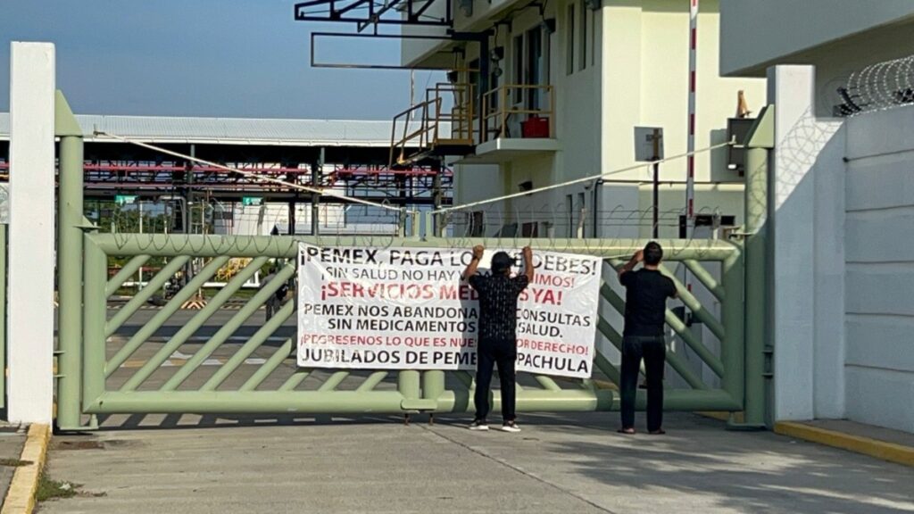 JUBILADOS CIERRAN TERMINAL DE ALMACENAMIENTO Y DISTRIBUCIÓN DE PEMEX E INICIAN PARO INDEFINIDO EN TAPACHULA, CHIAPAS