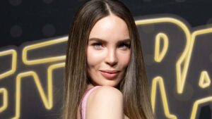 ¡Otra vez! Belinda vuelve a caer y hasta sus lentes salen volando: VIDEO