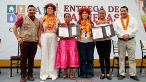 Entregan tarjetas del Bienestar para obras indígenas en la Huasteca