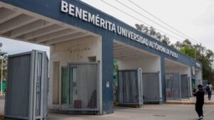 ¡Drama en la BUAP! Candidato a rector se desmaya tras ser descalificado por documentos falsos