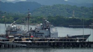 Buque lanzamisiles de EE.UU. ingresa al canal de Panamá rumbo al Caribe