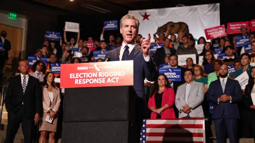 Detienen a migrante frente a Gavin Newsom durante discurso en LA; autoridades aseguran que fue parte de un operativo habitual.