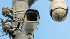 Hallan cámaras clandestinas usadas para vigilar autoridades