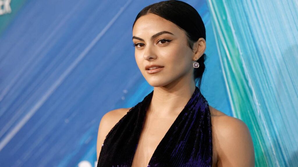 Camila Mendes toma cerveza en trajineras de Xochimilco