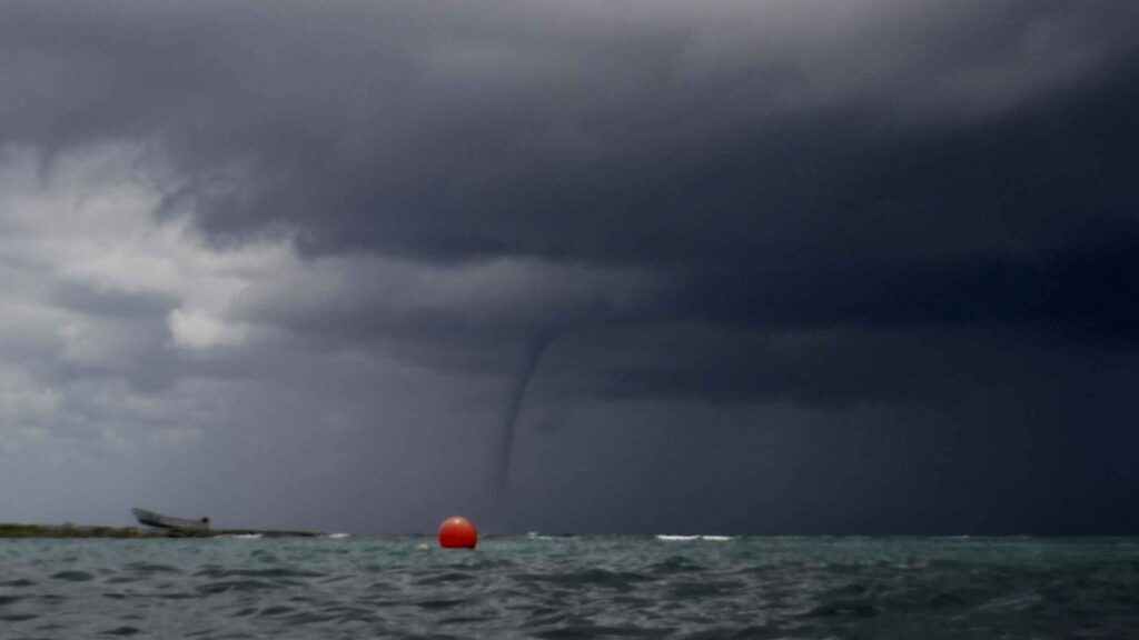 Captan en video tromba marina en Boca del Río, Veracruz