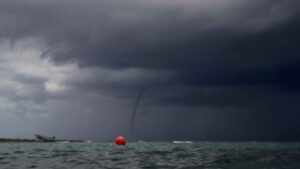 Captan en video tromba marina en Boca del Río, Veracruz