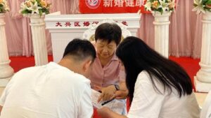 ¿Por qué cada vez menos personas se casan?