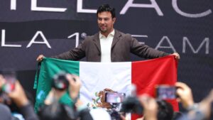 Checo Pérez levanta la bandera de México, recibe emotiva bienvenida a la F1 con Cadillac