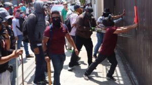 Tensión en Chilpancingo: padres enfrentan a maestros por liberación de secundaria