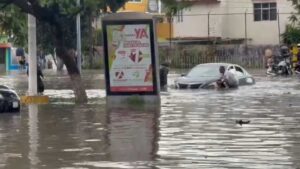 Cierran vía López Portillo tras lluvias intensas e inundación en Tultitlán