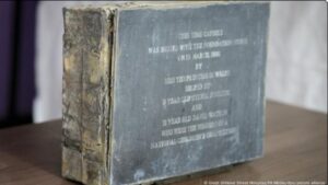 Abren cápsula del tiempo de Lady Di tras 30 años: esto hallaron