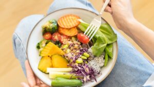 ¿Cómo comer saludable para mantenerse joven? La guía de la Dra. Sari Arponen