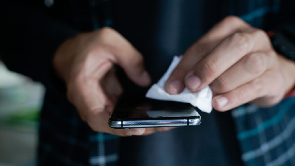 ¿Cómo limpiar correctamente tu celular?