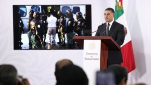 Los 26 reos enviados a EE. UU. seguían delinquiendo y eran un riesgo: García Harfuch