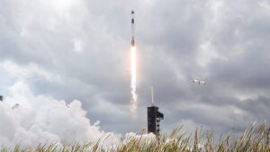 Crew Dragon acopla con éxito a la EEI; misión durará seis meses