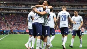 Cruz Azul se impone a Chivas a pesar de la polémica arbitral