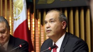 FGR confirma orden de aprehensión “vigente y ejecutable” a exdirector de Pemex