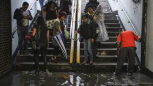 Lluvias afectan Metro; cierran estación y activan marcha de seguridad