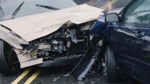 Dan cristalazo a auto de “GatoRey”, creador de contenido, en Puebla