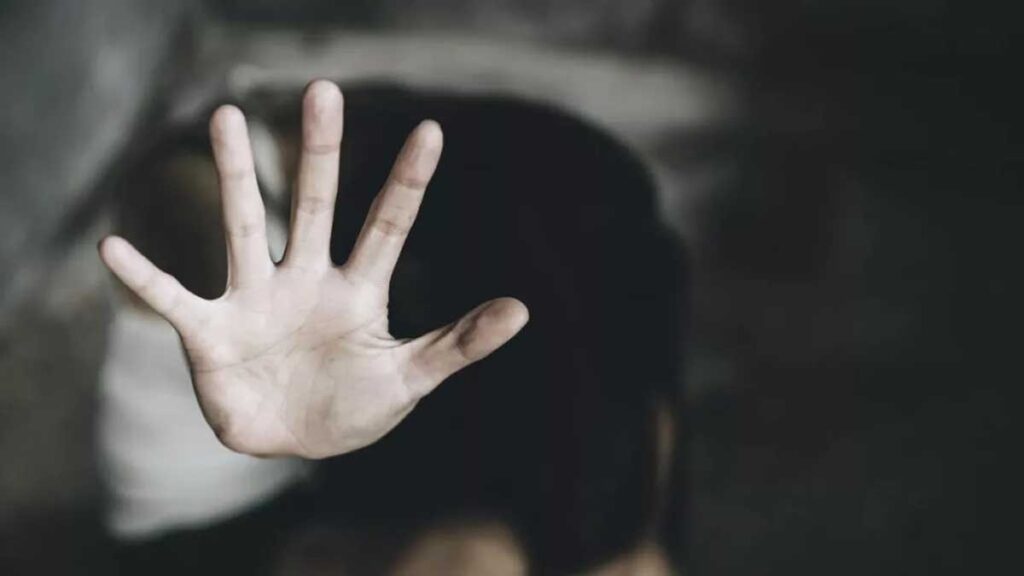 La joven sufrió acoso en su trabajo.