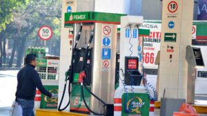 Reportan desabasto en gasolineras de tres municipios de Nuevo León