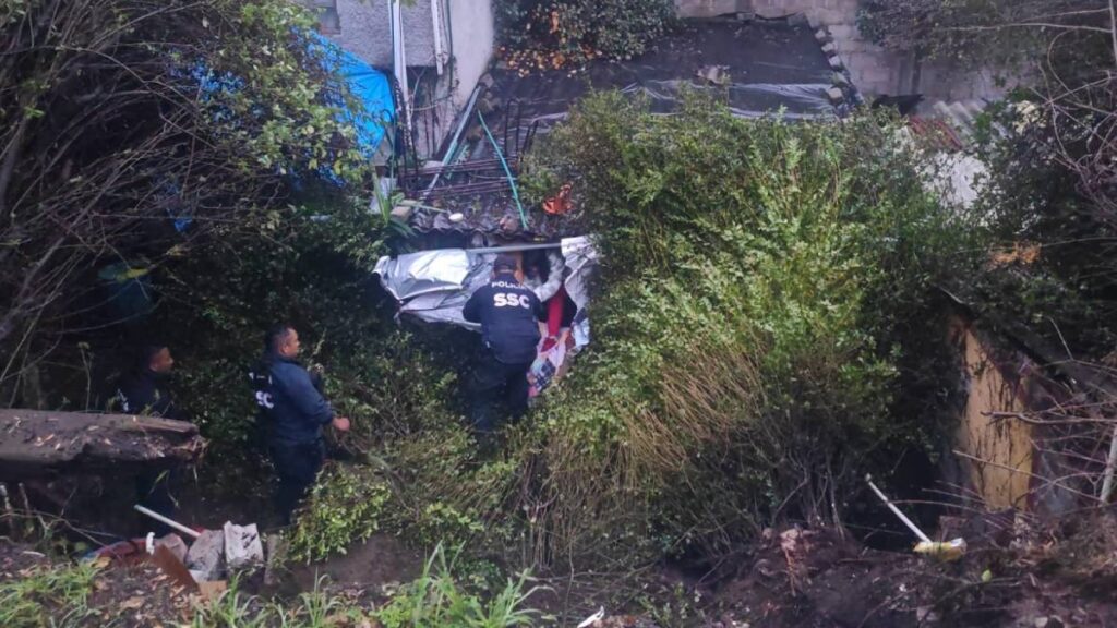 Deslizamiento en La Magdalena Contreras por lluvias bloquea vivienda.