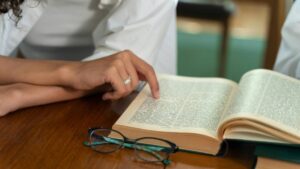 El Diccionario de Cambridge incluye nuevas palabras: “skibidi”, “tradwife” y “delulu”, ¿qué significan?