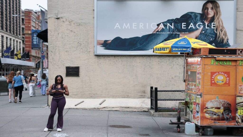 Donald Trump apoya campaña de Sydney Sweeney y arremete contra Taylor Swift