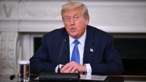 Trump insta a personas sin hogar a irse “lejos” de Washington