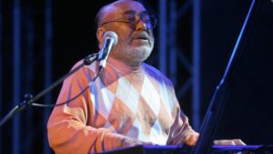 ¿Quién fue Eddie Palmieri, leyenda de la salsa y el jazz latino que murió a los 88 años?