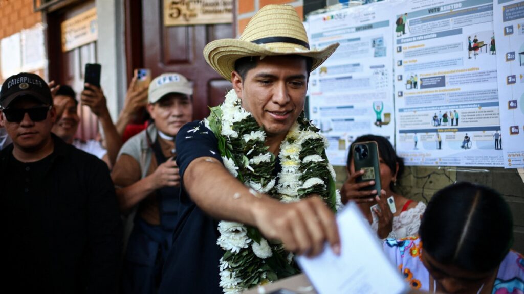 En plena jornada, apedrean a candidato presidencial Andrónico Rodríguez por "traición" a Evo Morales