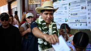 En plena jornada, apedrean a candidato presidencial Andrónico Rodríguez por “traición” a Evo Morales