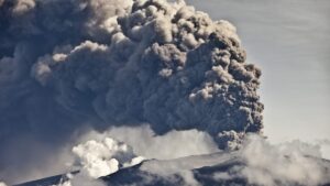Volcán entra en erupción tras 450 años en la misma zona de terremoto en Rusia: Imágenes