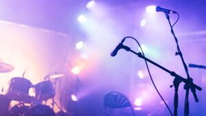 Escenario cae durante “las mañanitas”; captan momento exacto