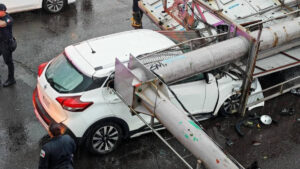 Lluvias tiran espectacular y aplasta camioneta en Tlalnepantla
