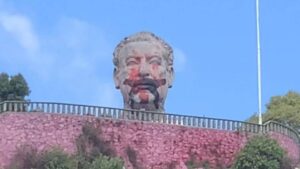 Encapuchados vandalizan estatua de Adolfo López Mateos en la UAEMéx