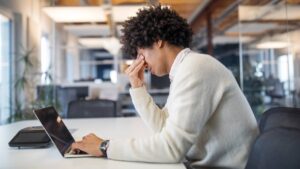 Estrés afecta gravemente la salud: experto revela cómo eliminarlo con un simple ejercicio