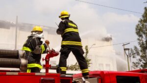 Extinguen incendio en tienda de electrónica en Avenida Chapultepec; no reportan lesionados